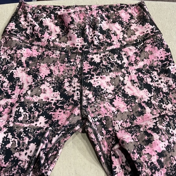 FABLETICS Multi Color Splash Black/Pink/Gray Leggings Sz L Excellent Condition - Picture 4 of 6